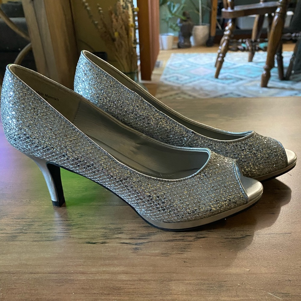 Peep-toe heels
